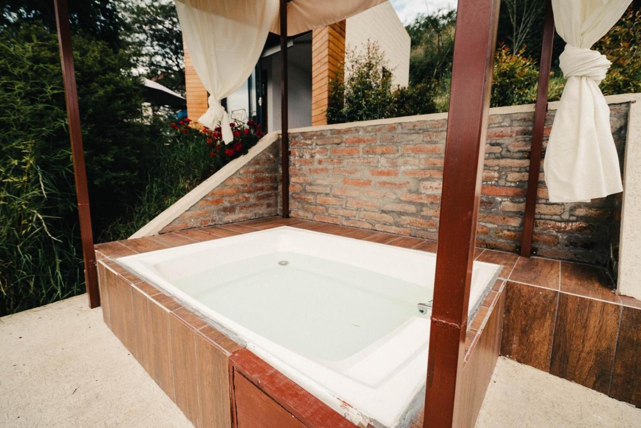 Nayon Xtreme Valley Hotel Quito Eksteriør billede